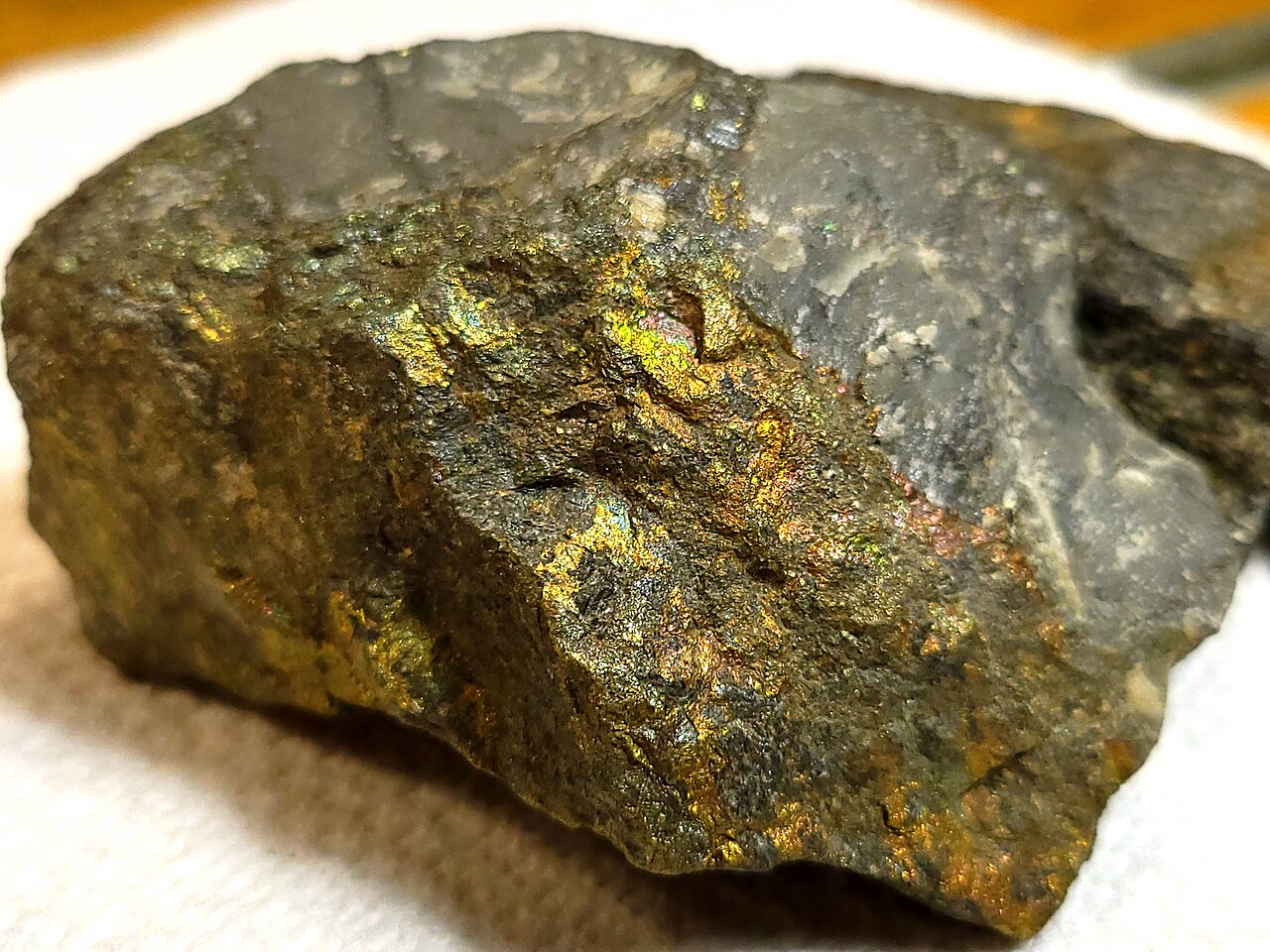 Muestra real de calcopirita, uno de los principales minerales de cobre